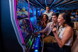 Antarmuka aplikasi kaisar slot yang menampilkan meja blackjack dealer langsung di layar mobile